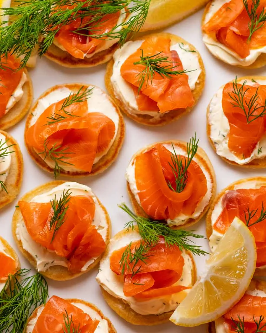 Mini-blini met gerookte zalm & dille-room