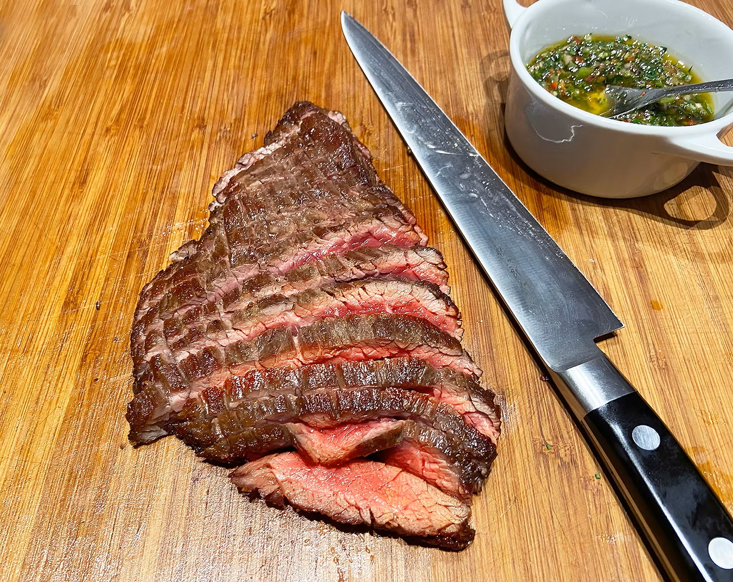 Bavette in plakjes met chimichurri